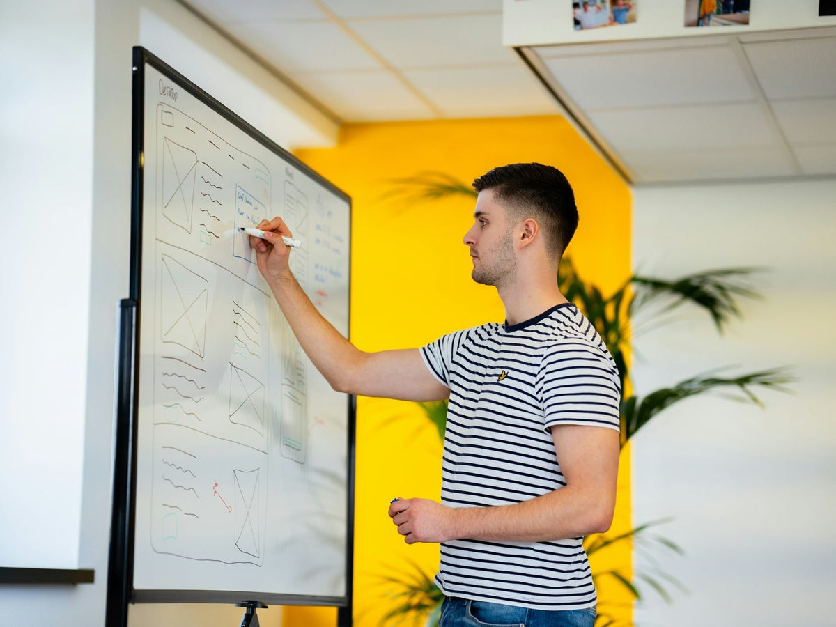 How to Choose Between White and Black Glass Whiteboards