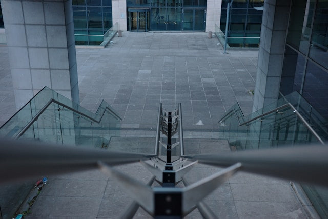 How to Choose Signs for Office and Commercial Building Entrances