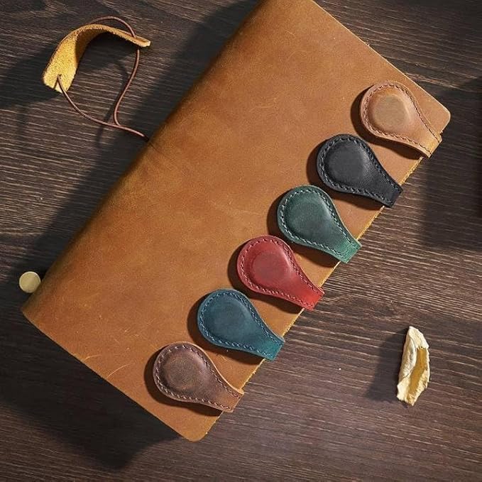 Personalized Magnetic Leather Bookmark, 26 Letters Custom Leather Bookmarks, Handmade, Leather Magnetic Bookmark for Book Lovers Readers Women Kid(Brown，M）